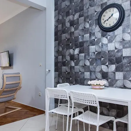 Beautiful New Decorated Apt In
