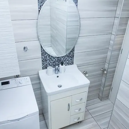 Beautiful New Decorated Apt In