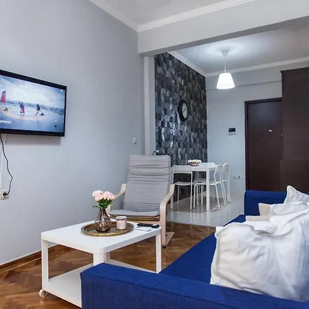 Beautiful New Decorated Apt In *